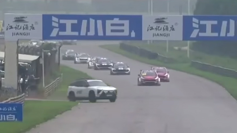 Αυτοκίνητο Ασφαλείας προκαλεί ατύχημα σε αγώνα